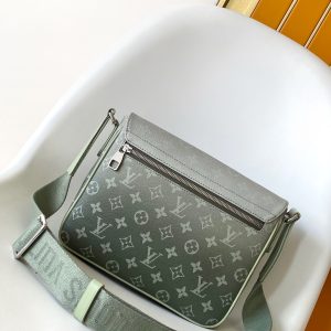 Alternative view of 【p620 Chip】 M11593 Gradient Color Top-tier Authentic Single-Order Exclusive Men's Free Shipping Messenger Bag Series DISTRICT Small Messenger Bag This District Small Messenger Bag features Damier Infini coated canvas with magnetic closure and zippered back pocket, enriching daily outings with classic style. Adjustable shoulder strap bears Louis Vuitton branding. Detailed Features: 26 x 20 x 7 cm